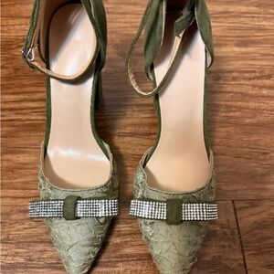 SHEIN Green Textured Heels with Rhinestone Bow